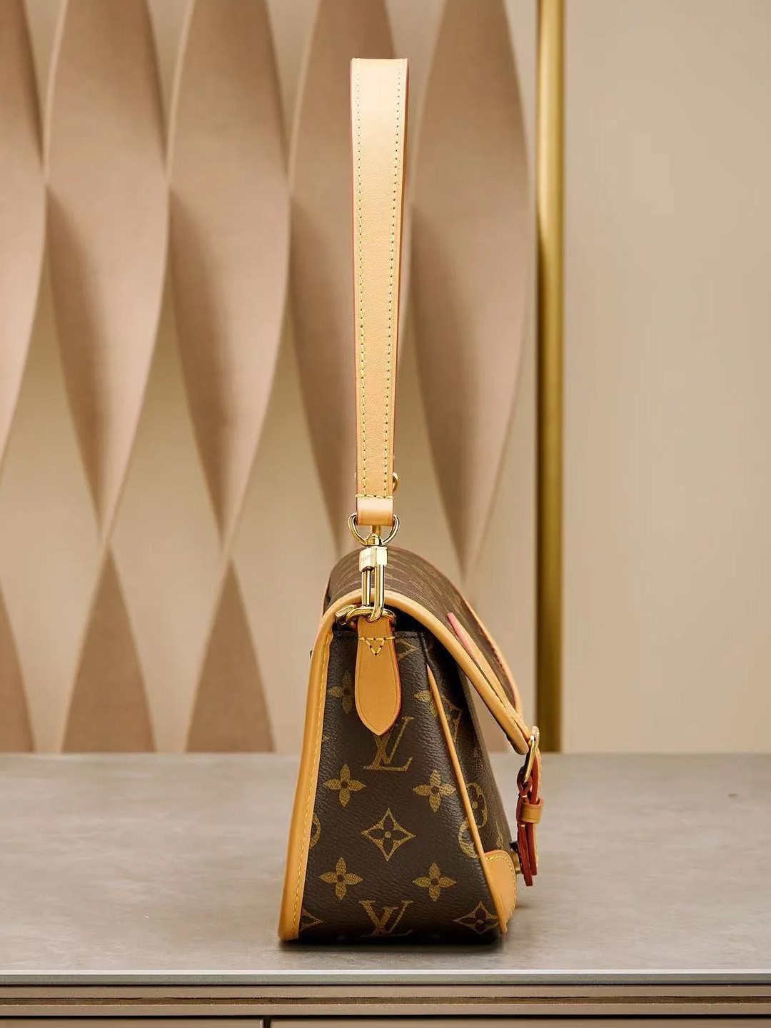 LV Diane baguette bag M45985