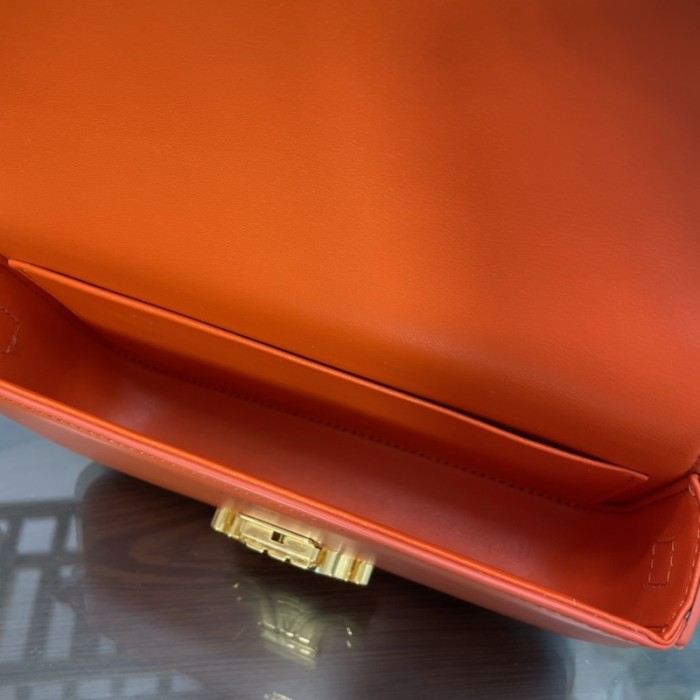 Ce**e shoulder bag triomphe in shiny calfskin orange