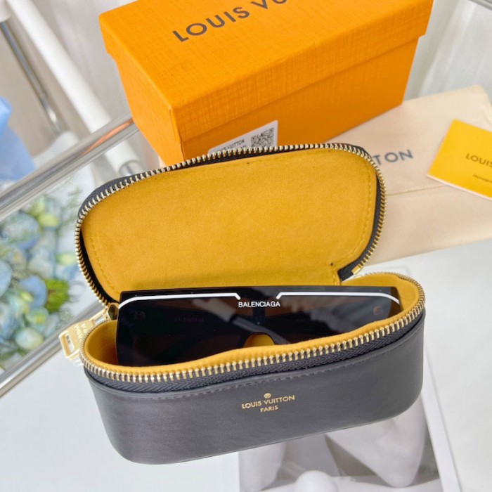 l**is V*t*n sunglasses pouch gm gi0633