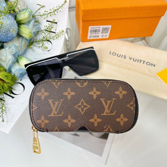 l**is V*t*n sunglasses pouch gm gi0633