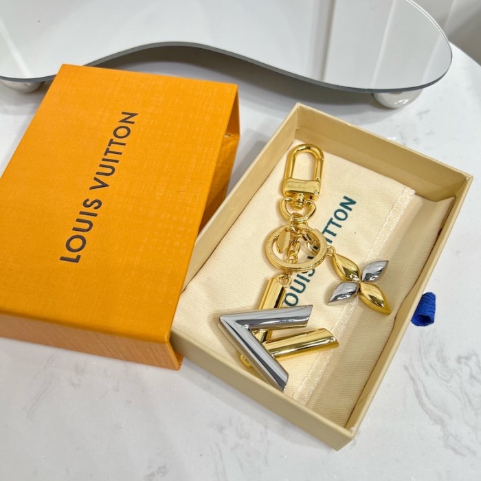 l**is V*t*n twist bag charm m68197