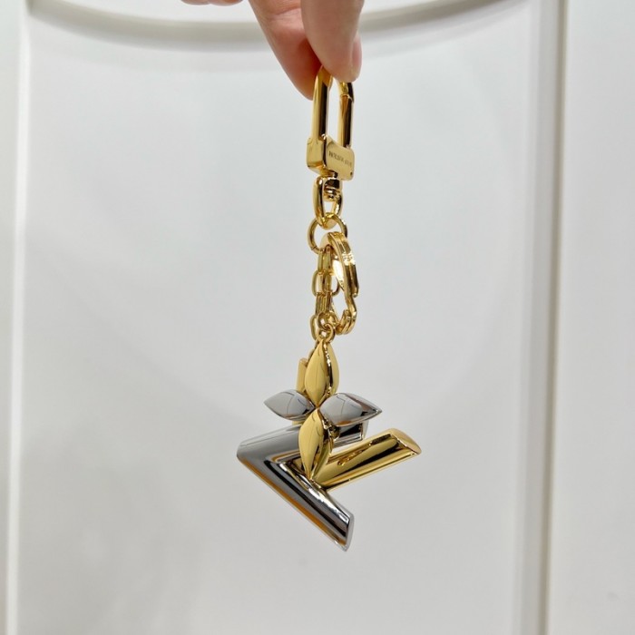 l**is V*t*n twist bag charm m68197