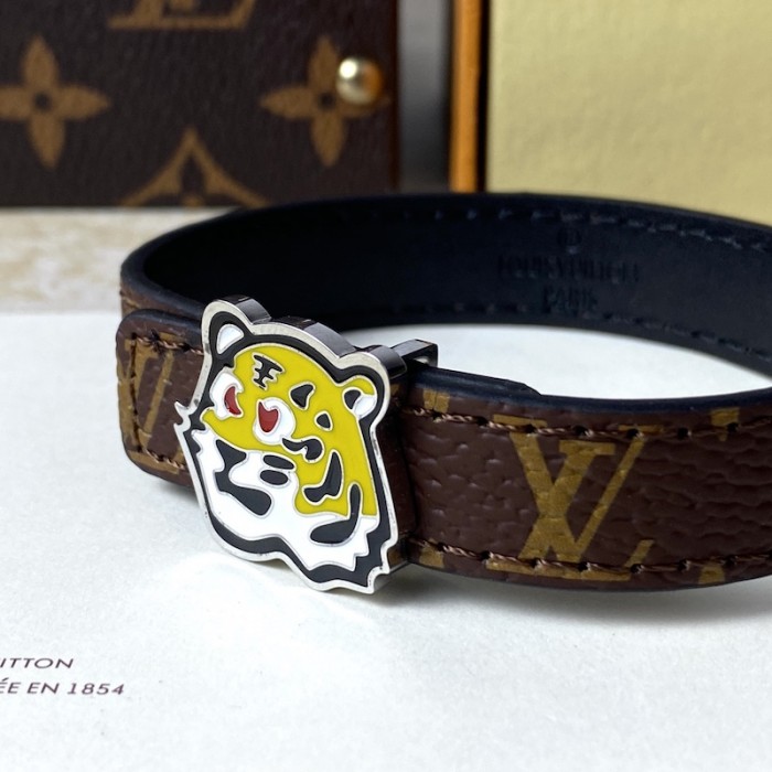 l**is V*t*n lv tiger 14mm reversible bracelet m8042d