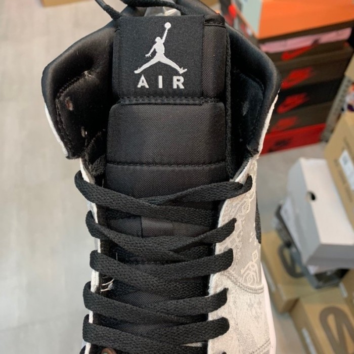 Air Jordan 1 Mid SE Fearless White silk
