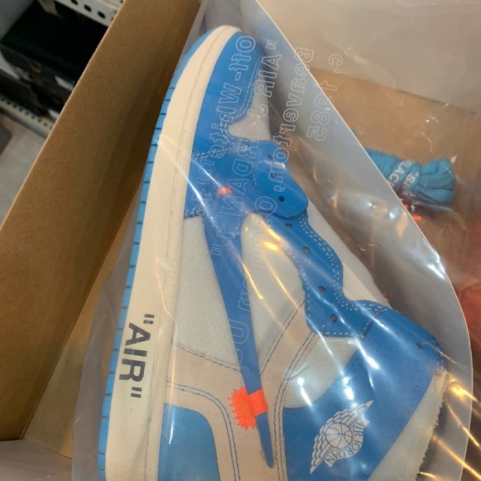 Air Jordan 1 Retro High Off-White University Blue
