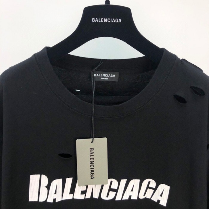 Ba*len*cia*ga caps destroyed flatground t-shirt black