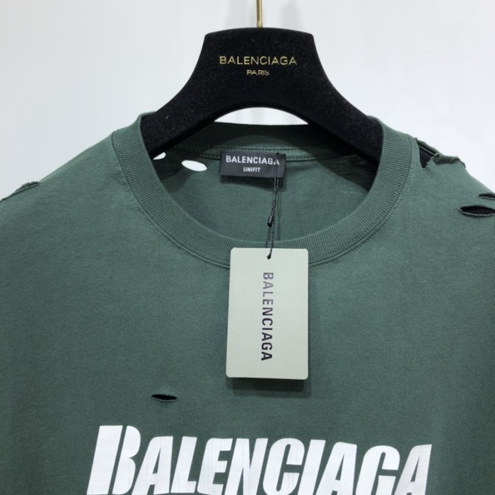 Ba*len*cia*ga caps destroyed flatground t-shirt green