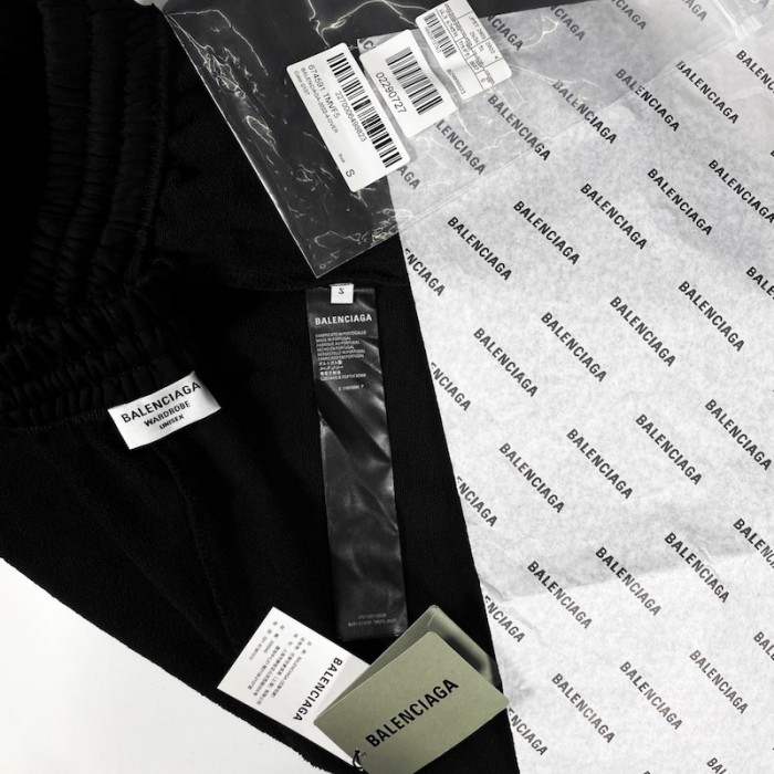 Ba*len*cia*ga logo medium fit short in black