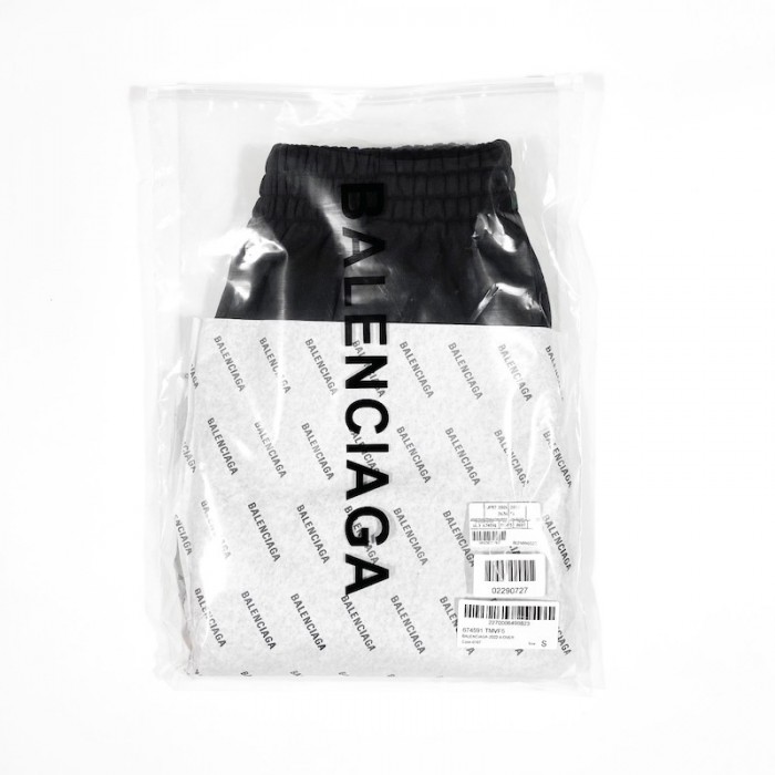 Ba*len*cia*ga logo medium fit short in black