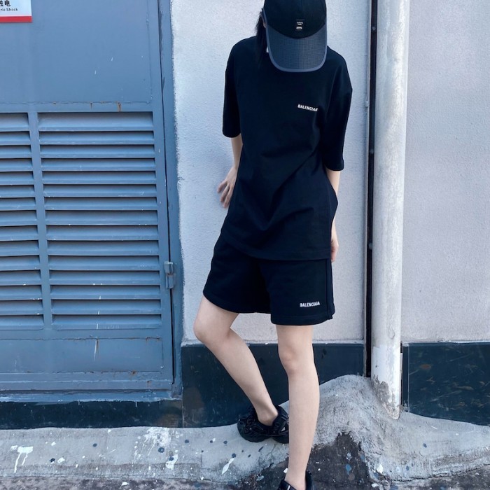 Ba*len*cia*ga logo medium fit short in black