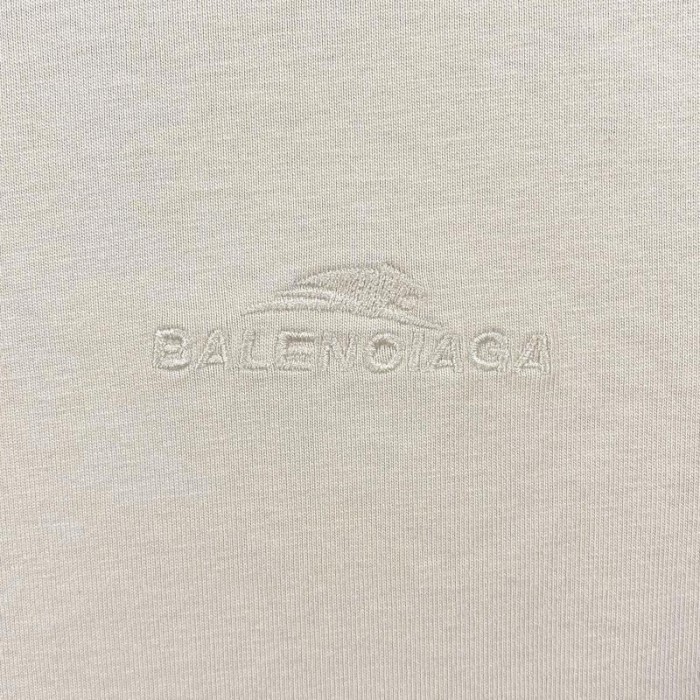 Ba*len*cia*ga year of the tiger t-shirt medium fit in cream