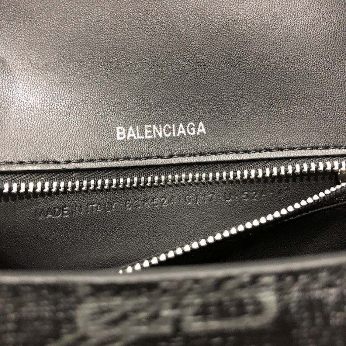Ba*len*cia*ga women