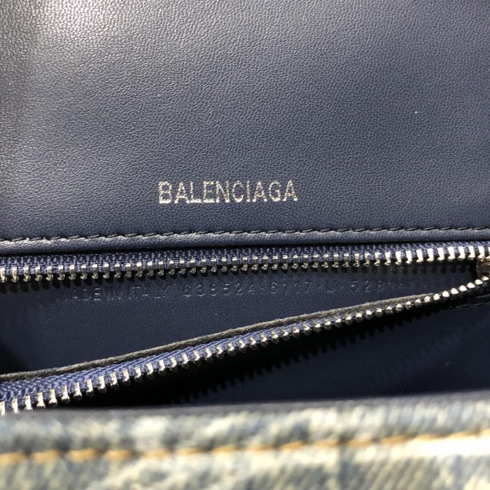Ba*len*cia*ga women