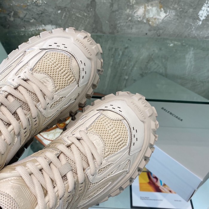 Ba*len*cia*ga defender sneaker in beige