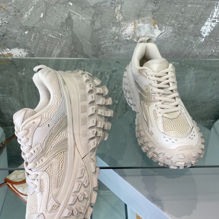 Ba*len*cia*ga defender sneaker in beige