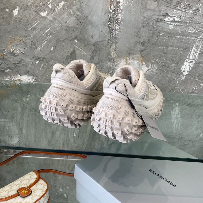 Ba*len*cia*ga defender sneaker in beige