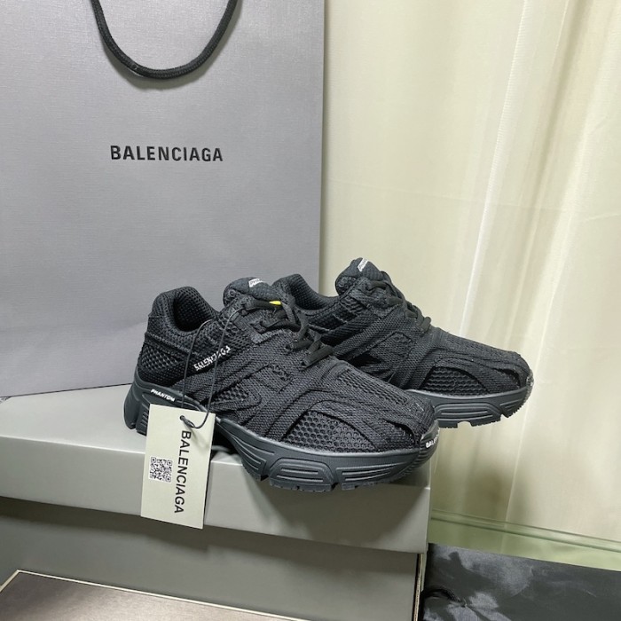 Ba*len*cia*ga phantom sneaker in black