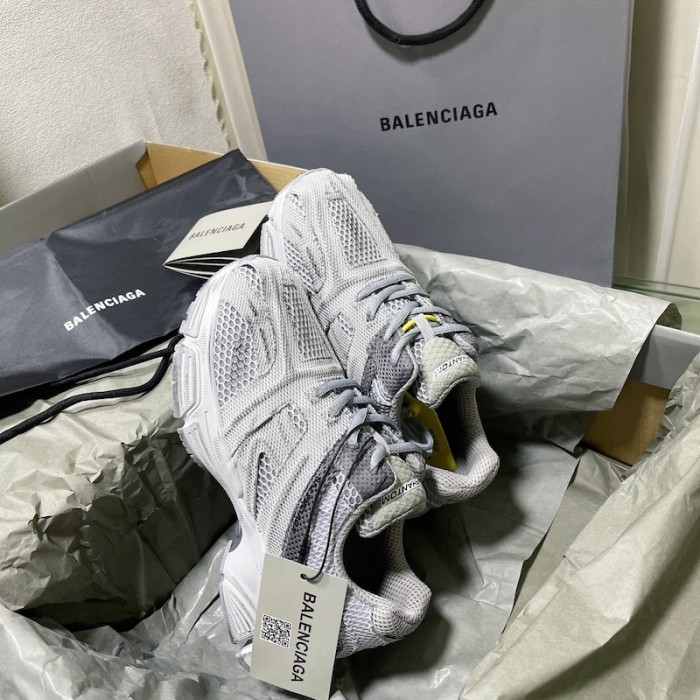 Ba*len*cia*ga phantom sneaker in grey