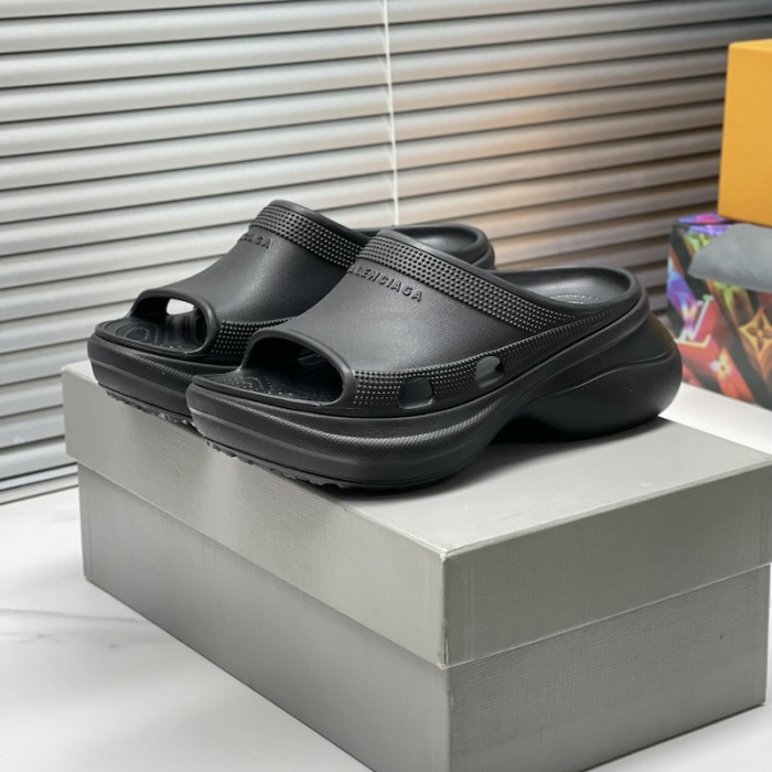 Ba*len*cia*ga pool crocs™ slide sandal in black