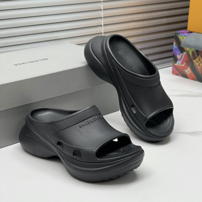 Ba*len*cia*ga pool crocs™ slide sandal in black