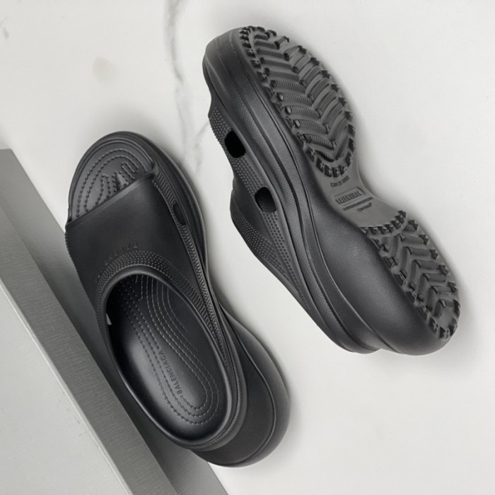 Ba*len*cia*ga pool crocs™ slide sandal in black