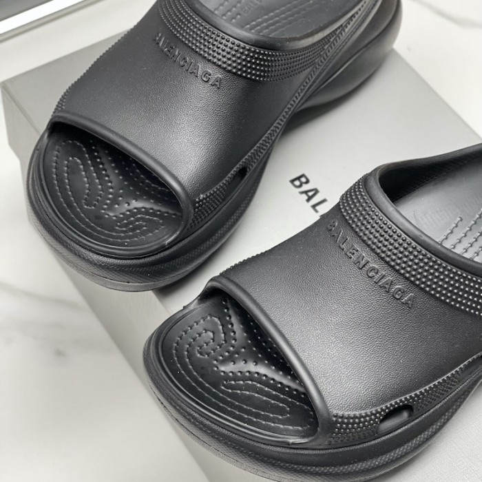 Ba*len*cia*ga pool crocs™ slide sandal in black