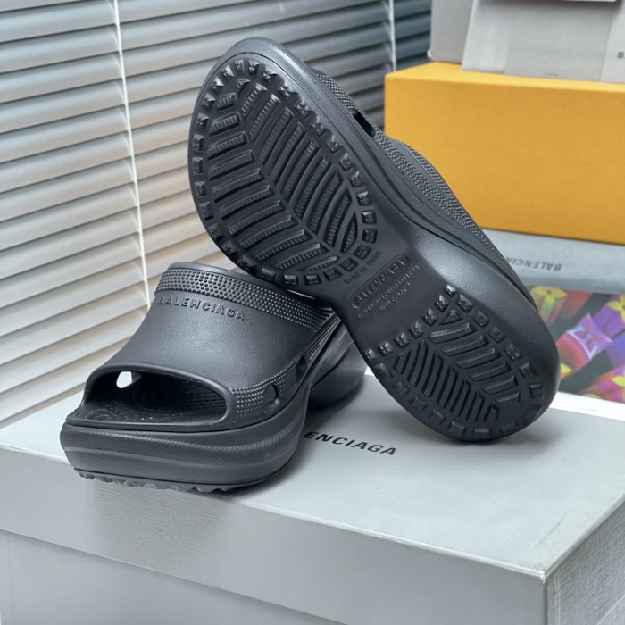 Ba*len*cia*ga pool crocs™ slide sandal in black