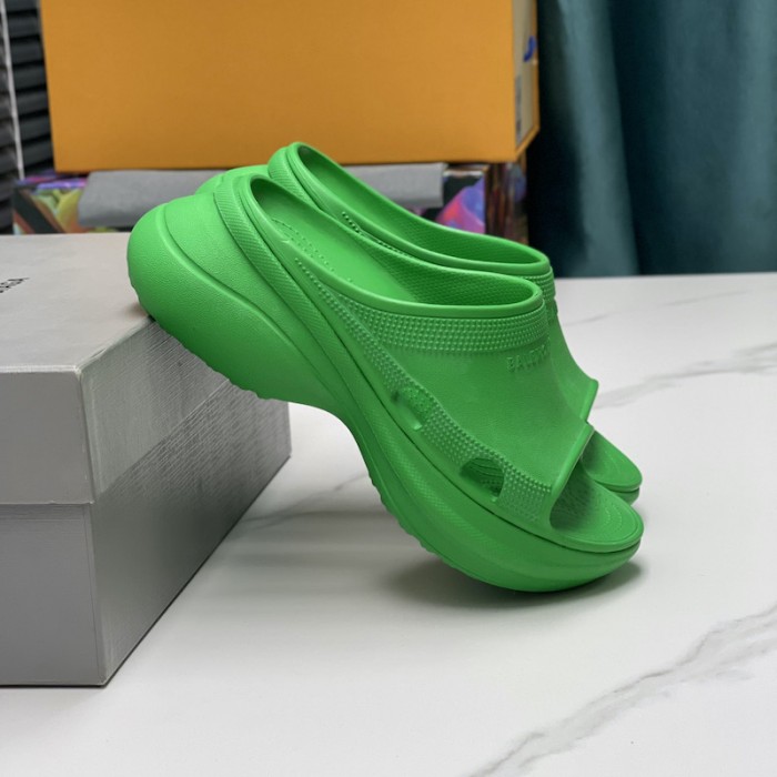Ba*len*cia*ga pool crocs™ slide sandal in green