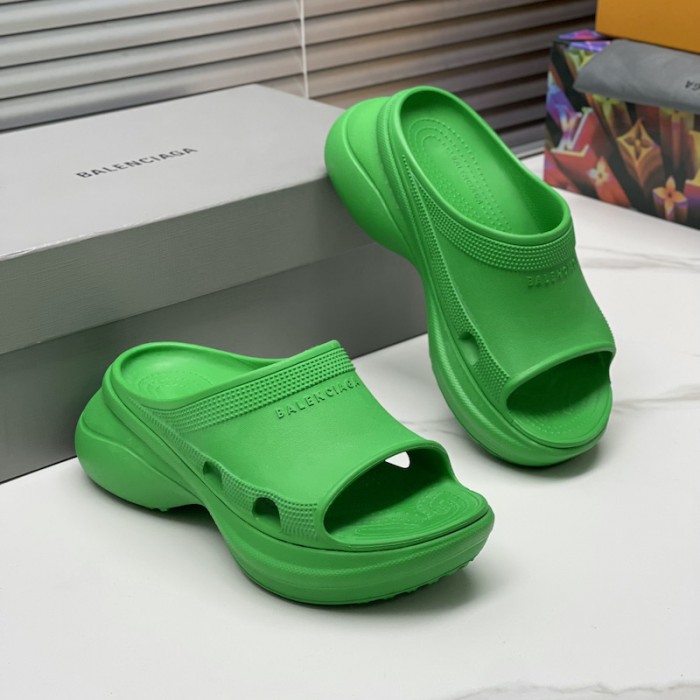 Ba*len*cia*ga pool crocs™ slide sandal in green