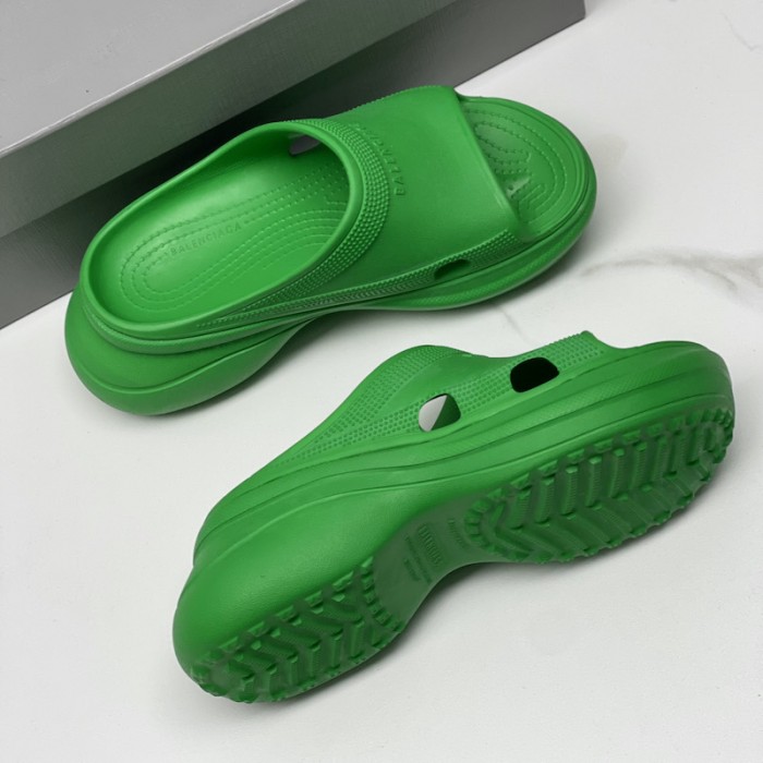 Ba*len*cia*ga pool crocs™ slide sandal in green