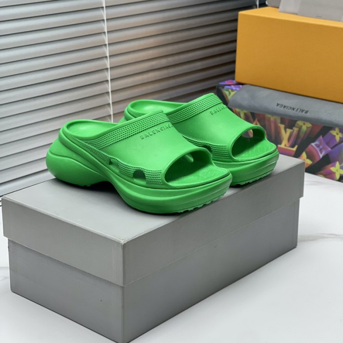 Ba*len*cia*ga pool crocs™ slide sandal in green