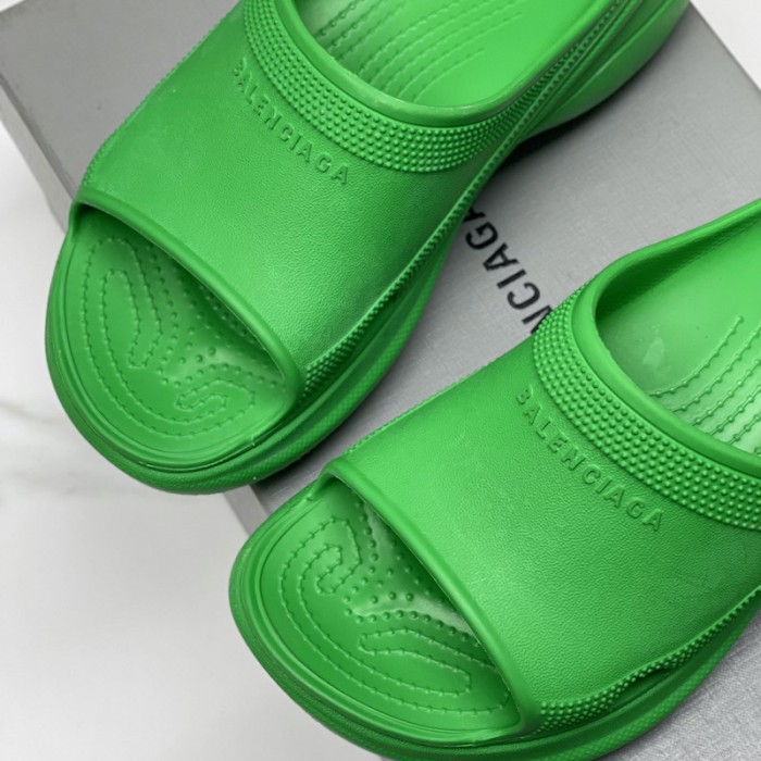 Ba*len*cia*ga pool crocs™ slide sandal in green