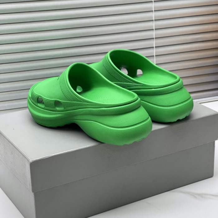 Ba*len*cia*ga pool crocs™ slide sandal in green