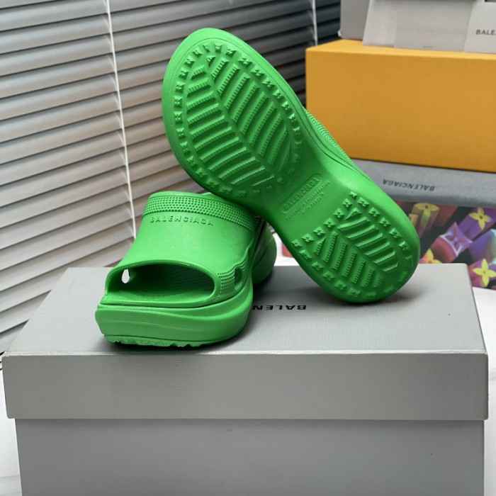 Ba*len*cia*ga pool crocs™ slide sandal in green