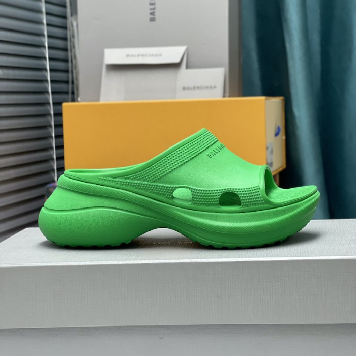 Ba*len*cia*ga pool crocs™ slide sandal in green