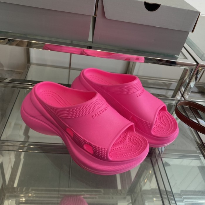 Ba*len*cia*ga pool crocs™ slide sandal in rose