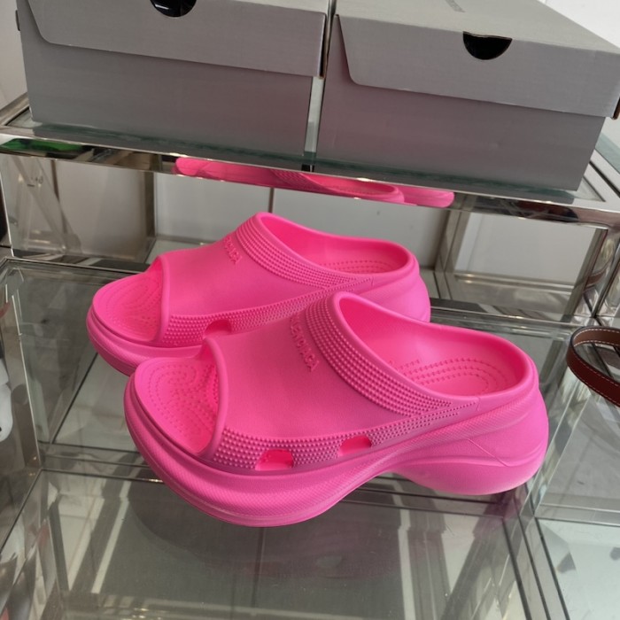 Ba*len*cia*ga pool crocs™ slide sandal in rose