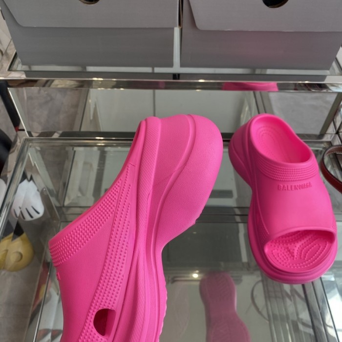 Ba*len*cia*ga pool crocs™ slide sandal in rose