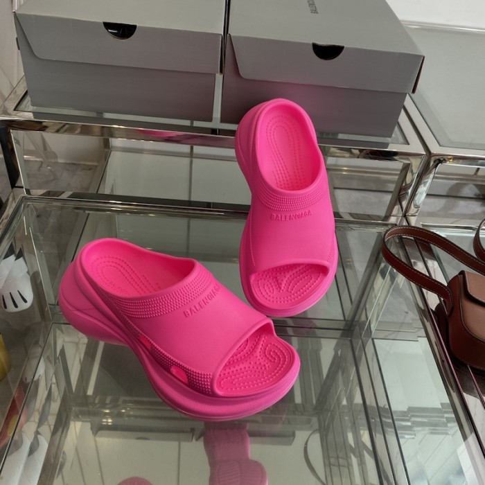 Ba*len*cia*ga pool crocs™ slide sandal in rose