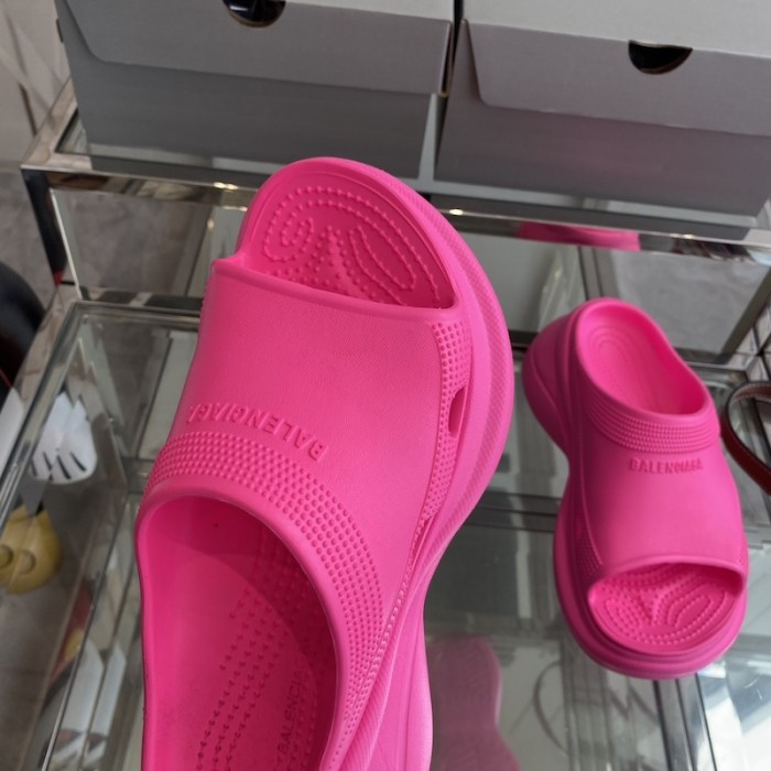 Ba*len*cia*ga pool crocs™ slide sandal in rose