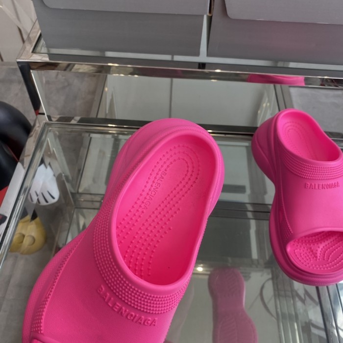 Ba*len*cia*ga pool crocs™ slide sandal in rose