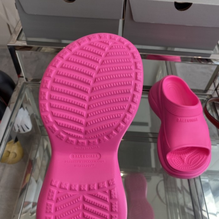 Ba*len*cia*ga pool crocs™ slide sandal in rose