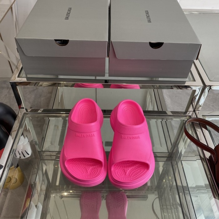 Ba*len*cia*ga pool crocs™ slide sandal in rose