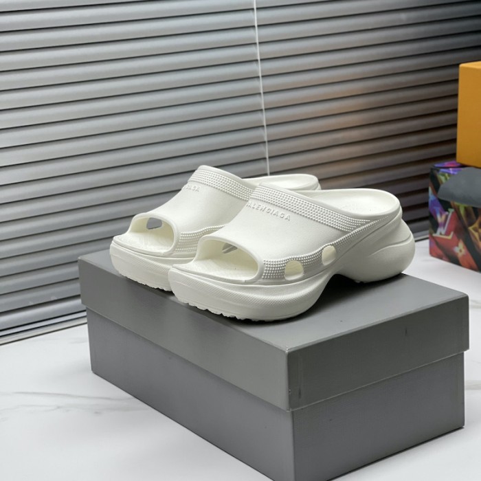 Ba*len*cia*ga pool crocs™ slide sandal in white