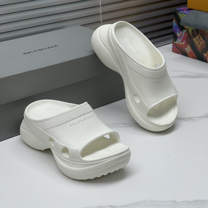 Ba*len*cia*ga pool crocs™ slide sandal in white