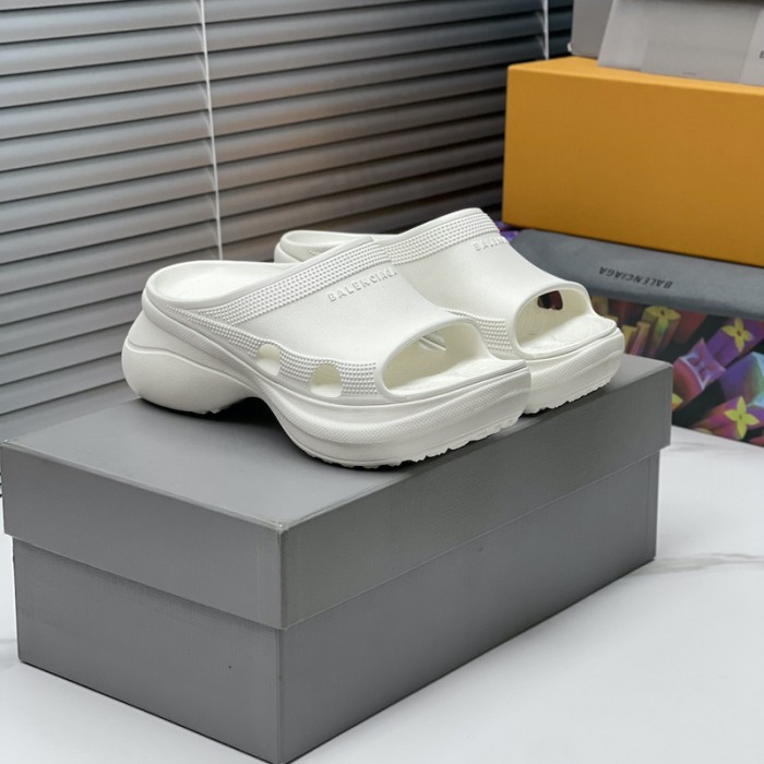 Ba*len*cia*ga pool crocs™ slide sandal in white