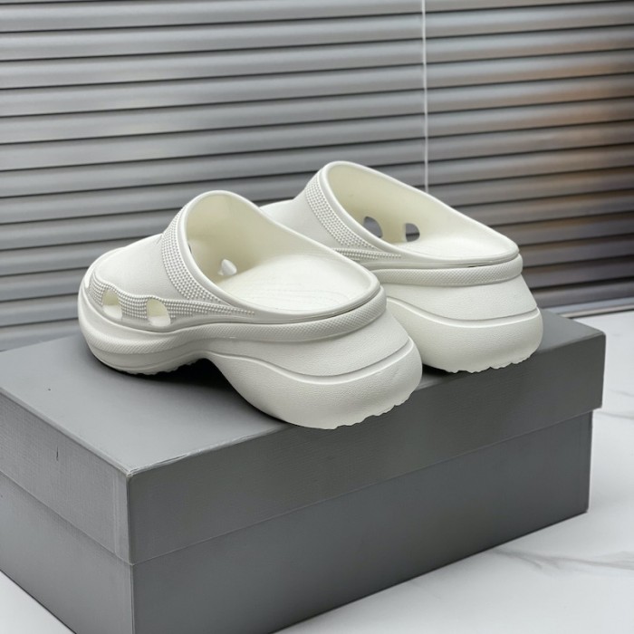 Ba*len*cia*ga pool crocs™ slide sandal in white