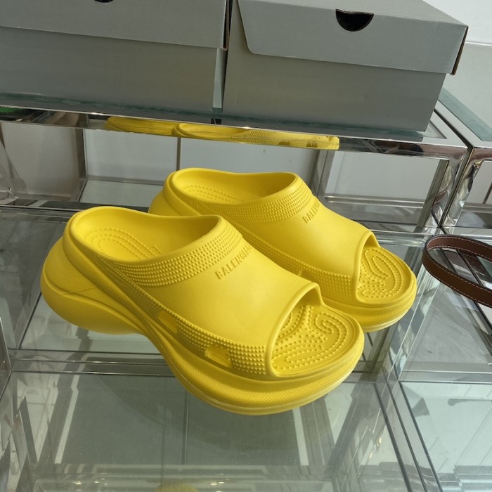 Ba*len*cia*ga pool crocs™ slide sandal in yellow