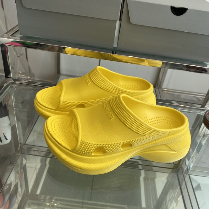 Ba*len*cia*ga pool crocs™ slide sandal in yellow