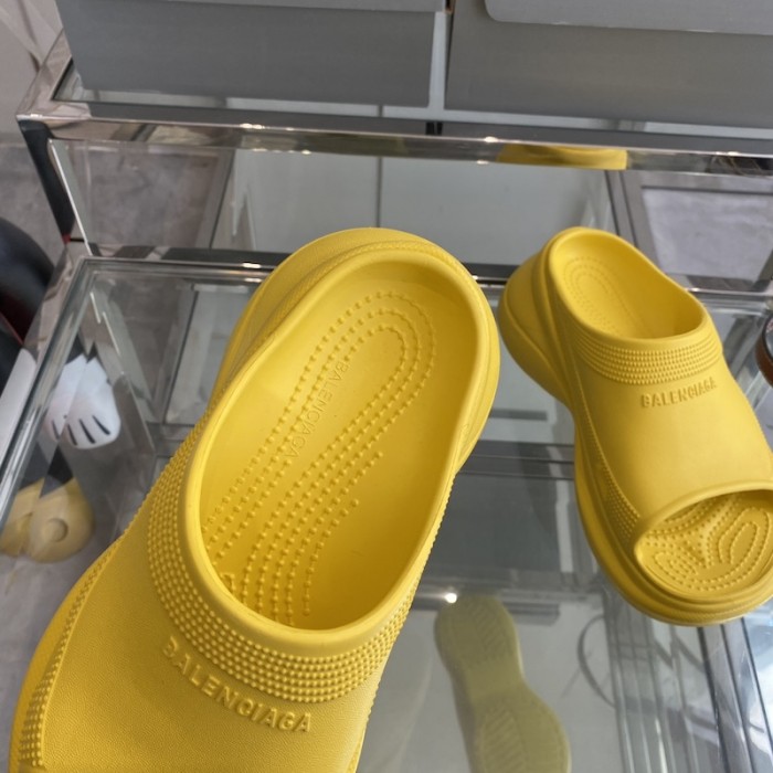 Ba*len*cia*ga pool crocs™ slide sandal in yellow